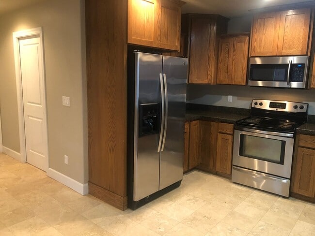 Building Photo - Newer 3 bedrooms 2.5 bathroom townhouse!