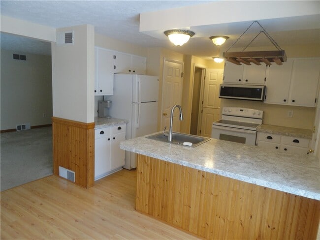 Building Photo - 206 Greenway Blvd