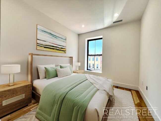 Building Photo - Marconi Pl