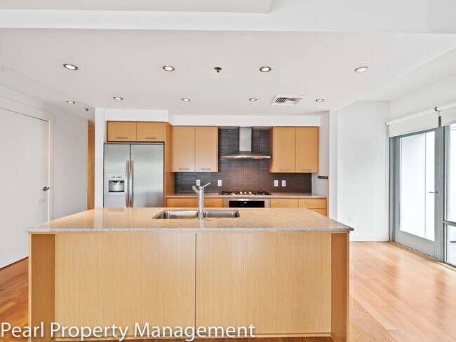 Building Photo - Waterfront Pearl - 1 bed/1.5 bath/den sw corner unit with parking/2 balconies/river view/most uti...