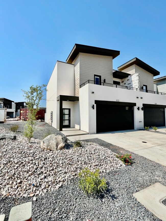 Building Photo - 632 Elmbrook