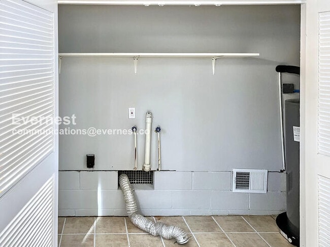 Building Photo - 3 Bed, 2 Bath Home with Off-Street Parking...