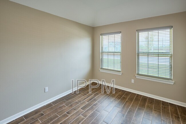 Building Photo - 2506 Cove Real Dr