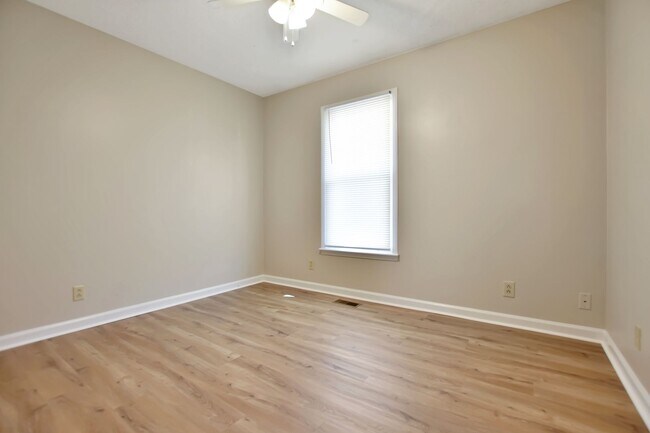 Building Photo - Pet Friendly Three Bedroom!
