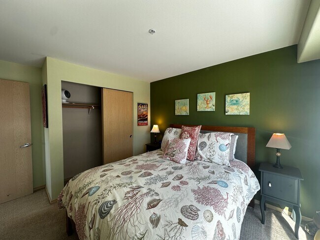 Building Photo - Fully Furnished Downtown Everett Condo wit...