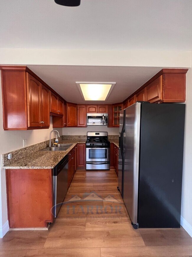 Building Photo - Spacious 2 Bedroom 1 Bathroom Upstairs Condo