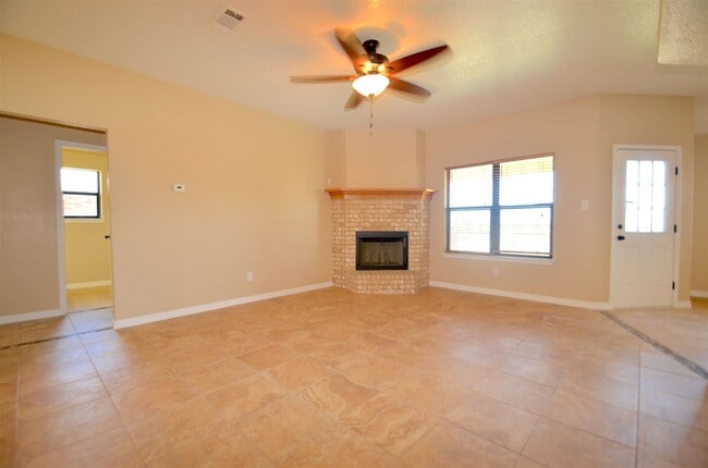 Building Photo - Home In Great Condition