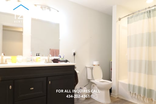 Building Photo - Conveniently Located Single Family Home with lots of space!