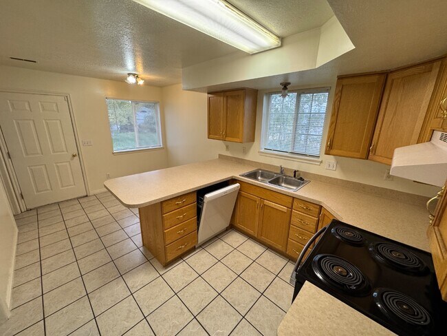 Building Photo - 905 W 350 N