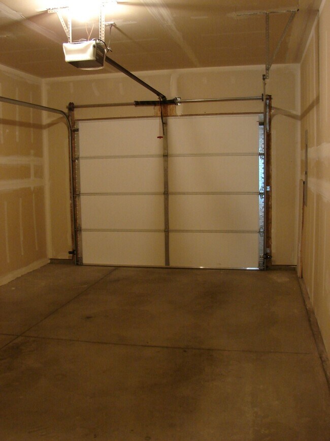 Building Photo - 9904 Mia Ln