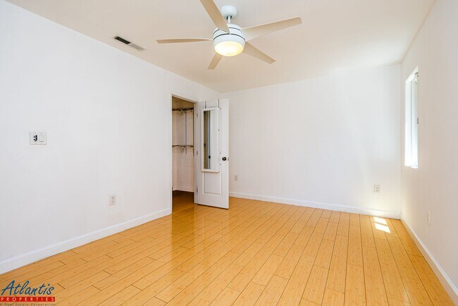 Building Photo - Beautiful Home | Premium Finishes | Desira...