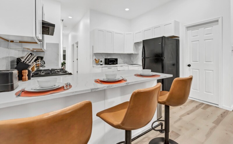 Building Photo - 574 Niagara St