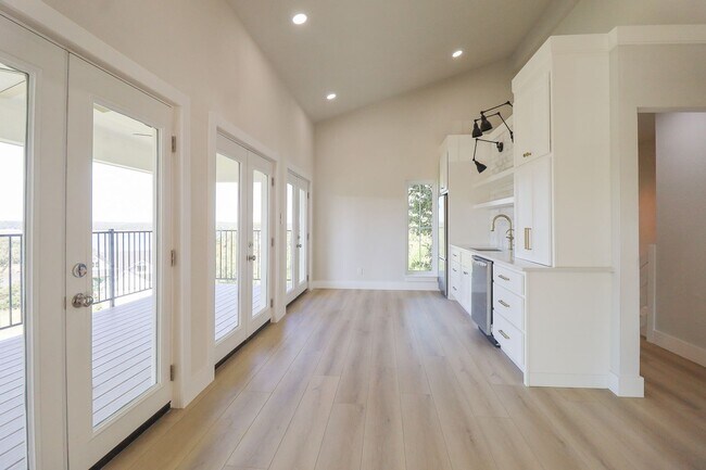 Building Photo - 4 Bed | 3 Bath on Keystone Lake!