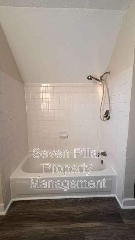 Building Photo - 1345 E Livingston Ave