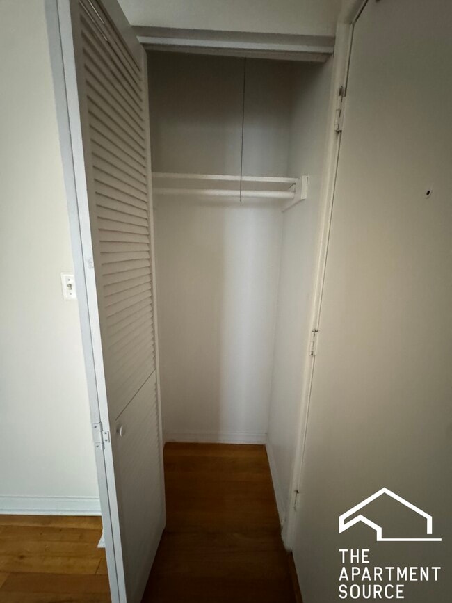 Building Photo - 6830 N Sheridan Rd