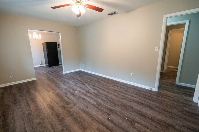 Building Photo - Cute 3 bed 2 bath on the SE side of Tallahassee