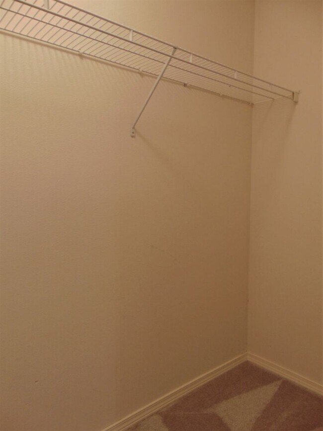 Building Photo - Lovely and Spacious 2 BR/1.75 BA Kirkland ...