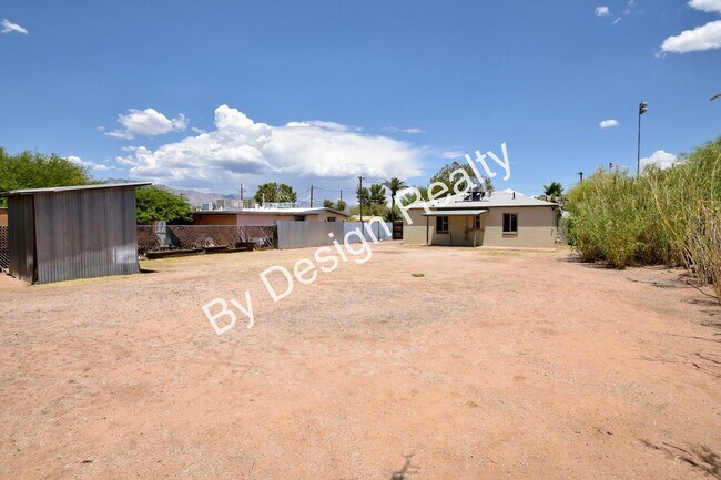 Building Photo - Midtown 2 Bed 1 Bath Home on Huge Lot