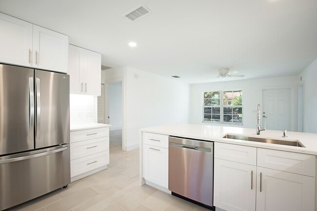 Building Photo - 705 New York St