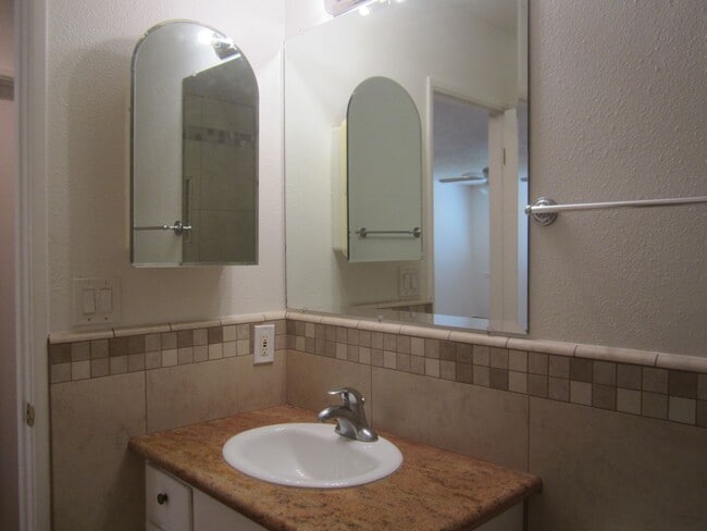 Building Photo - Immaculate 2 Bedroom Loma Linda Duplex