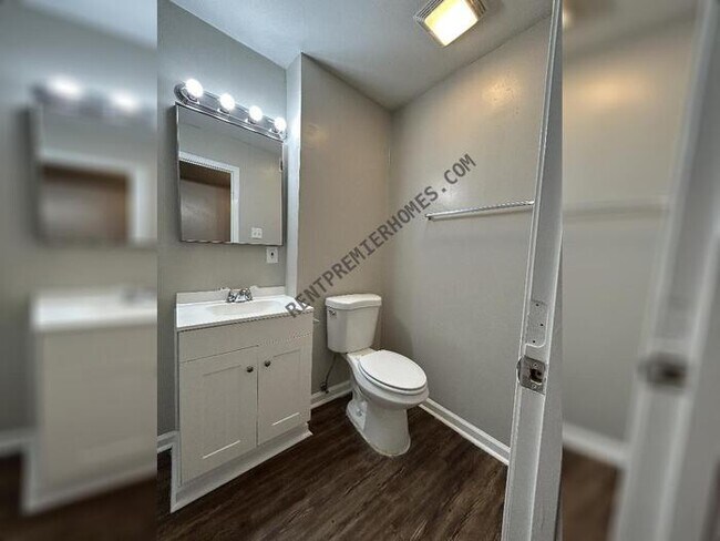 Building Photo - 407 S Fir St
