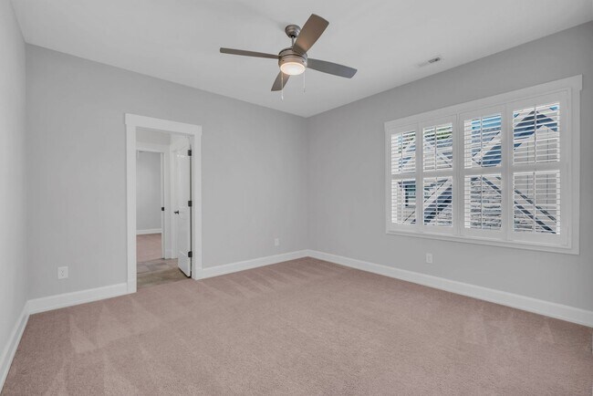 Building Photo - Stunning 5BE/4.5BA in the heart of Green H...