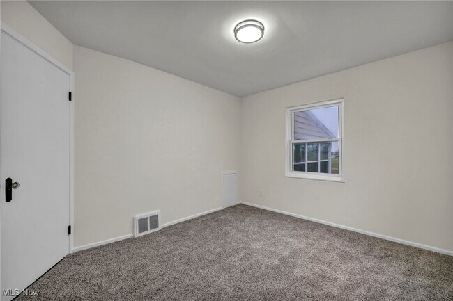 Building Photo - 766 E 232nd St