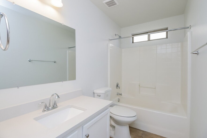 Building Photo - 41386 N Cambria Dr