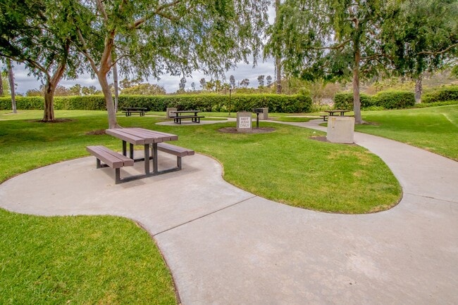 Building Photo - Beautiful 2 Bed, 2.5 Bath Two-Story Townhome in Belsera