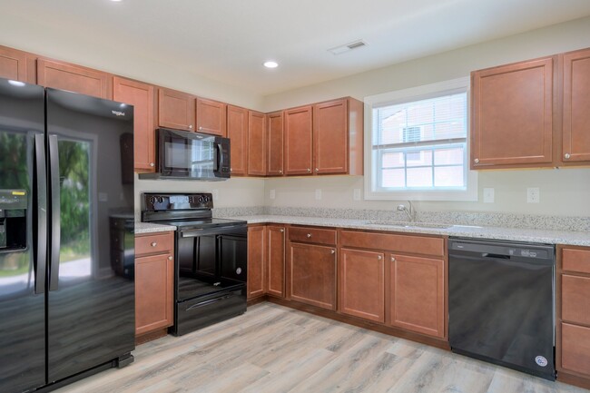 Building Photo - Oak Tree Townhome|End Unit| 3 Bed, 2 Bath|...