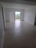Building Photo - 4164 Inverrary Dr