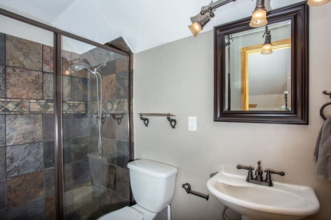 Building Photo - Flexible lease terms! Move in special! Stu...