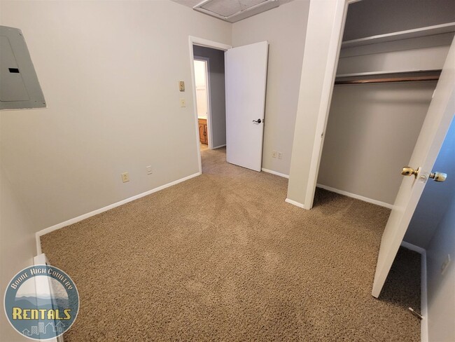 Building Photo - 4bd Upper Unit In Duplex Right Off New Market And Close To ASU