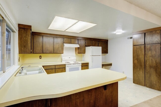 Building Photo - Charming Residence in a Prime Location 3bed/2bath