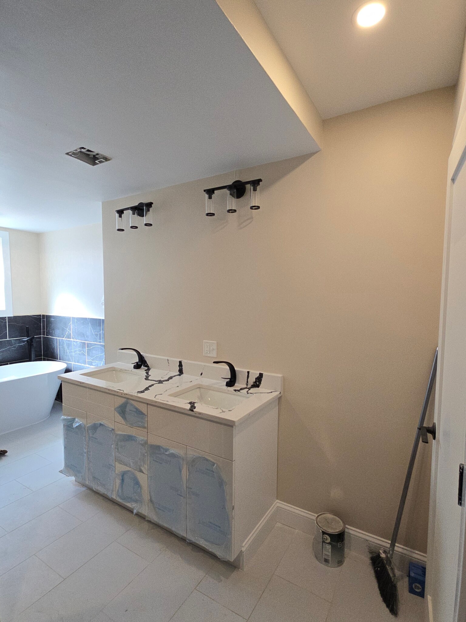 Building Photo - 670 Killingly St