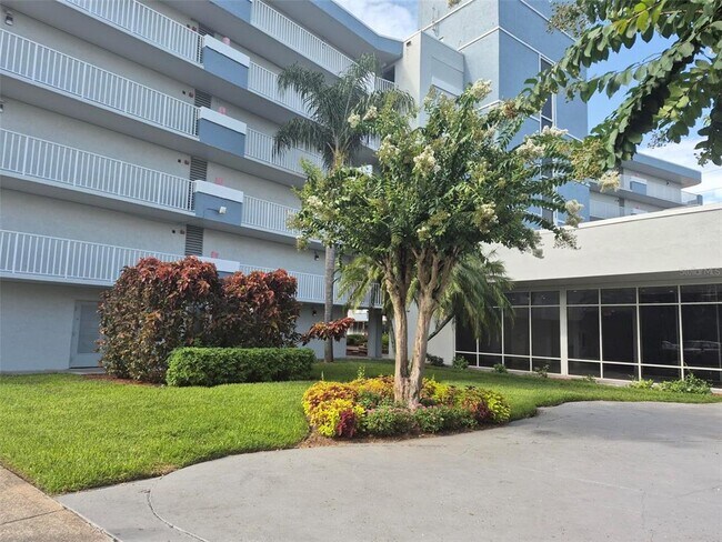 Building Photo - 3010 W Bay Cir