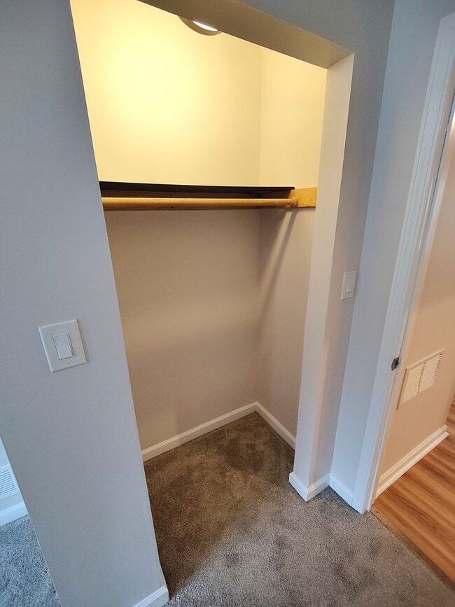 Building Photo - *Recently Updated 2BD/1BA Apartment availa...