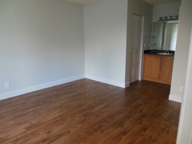 Building Photo - ONE BEDROOM ONE BATHROOM!! WATERFRONT COMMUNITY!