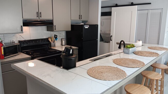 Building Photo - Furnished Two-Bedroom, Two-Bath Townhome i...