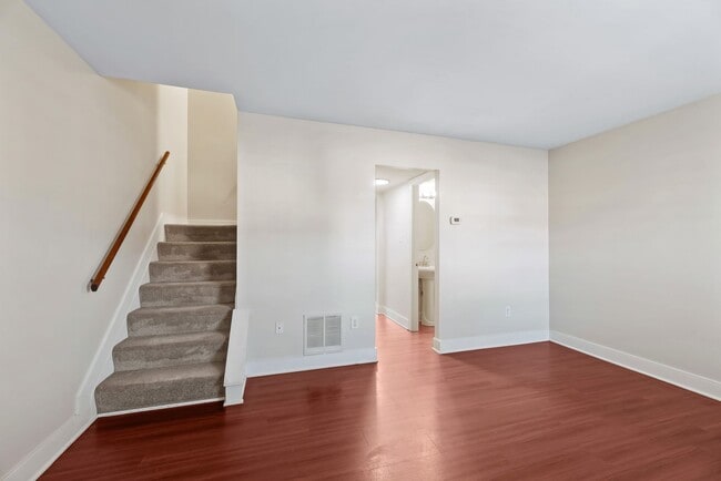 Building Photo - 2 bed Townhome in Annapolis in Hilltop Village