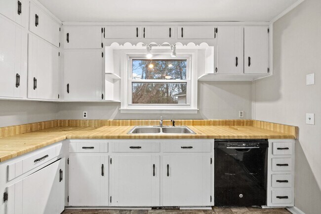 Building Photo - 3 Bedroom Pet Friendly Home For Rent!