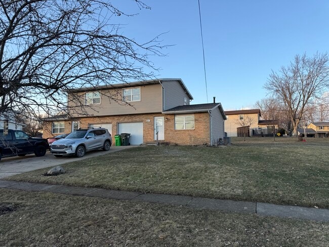 Building Photo - 1881 Lakeview Dr