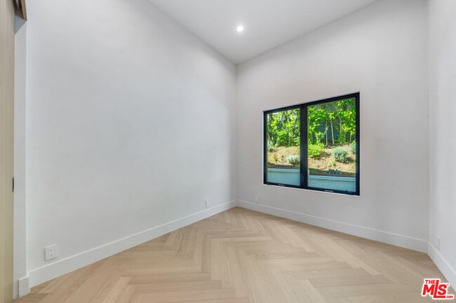 Building Photo - 12001 Crest Ct