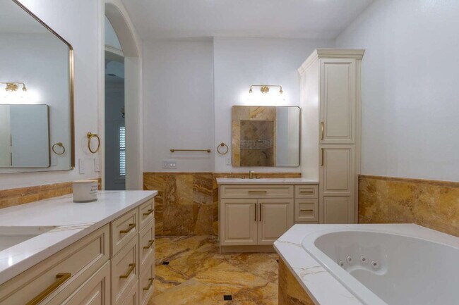 Building Photo - 4/3 Stunning Waterfront home in the heart of Clearwater Beach!