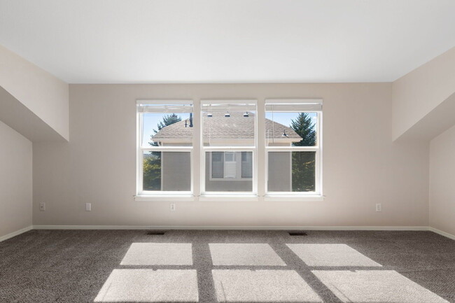 Building Photo - 2284 St Paul Dr