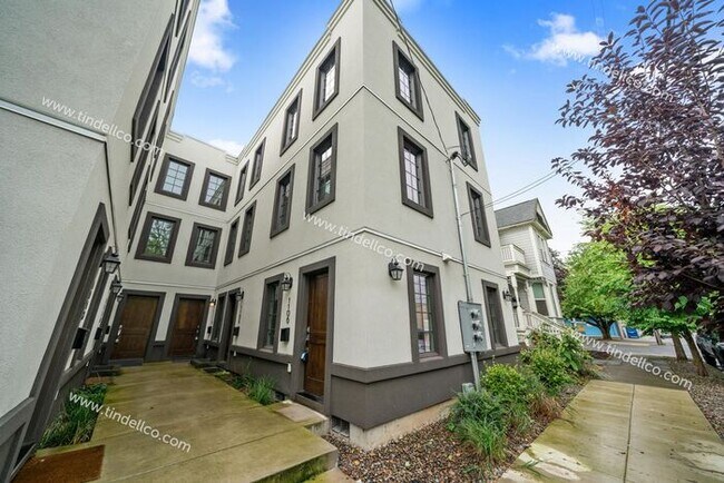 Building Photo - Sleek 3-Level Townhome in Hosford-Abernethy – Pet Friendly with W/S/G Included! Available Now!