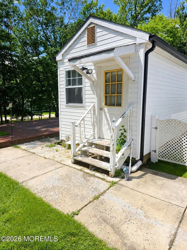 Building Photo - 5 Sandburg Dr