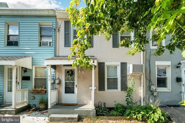 Building Photo - Spacious 3-Bedroom Home with Deck and Bonu...