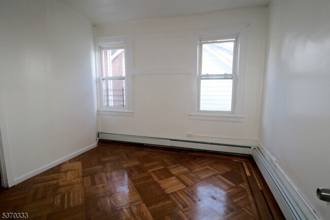 Building Photo - 176 Shephard Ave