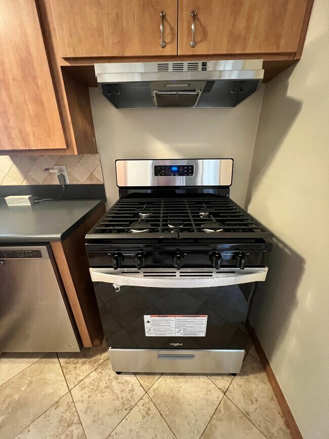 new stainless appliances - 14340 Hatteras St